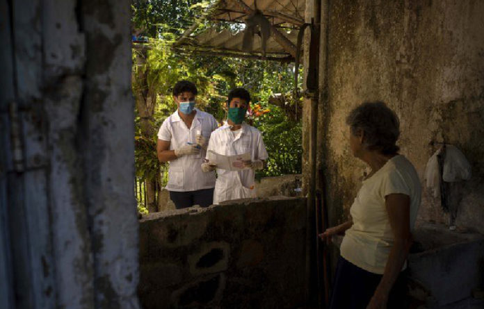 Estudiantes de medicina en Cuba recorren la región de San José de las Lajas en busca de posibles casos de Covid-19. Foto Ap.