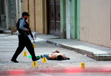 Una de las personas asesinadas. Foto 'La Jornada'.