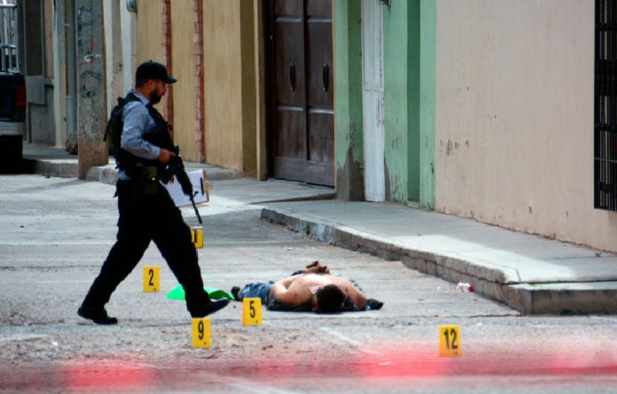 Una de las personas asesinadas. Foto 'La Jornada'.