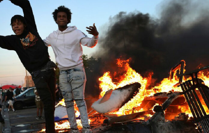 Manifestantes en calles de Minneapolis. Foto Ap.