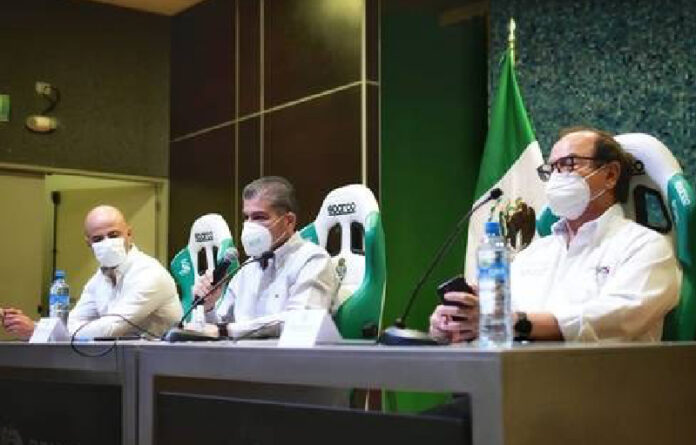 Dante Elizalde, presidente de Santos; Miguel Ángel Riquelme, gobernador de Coahuila, y Roberto Bernal, titular de Salud del estado. Foto @ClubSantos.