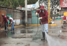 Cuadrillas adscritas a la Coordinación Ejecutiva del Centro Histórico sanearon con solución de agua clorada esta área de la zona comercial.