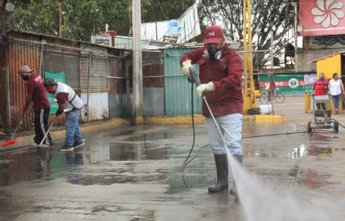 Cuadrillas adscritas a la Coordinación Ejecutiva del Centro Histórico sanearon con solución de agua clorada esta área de la zona comercial.