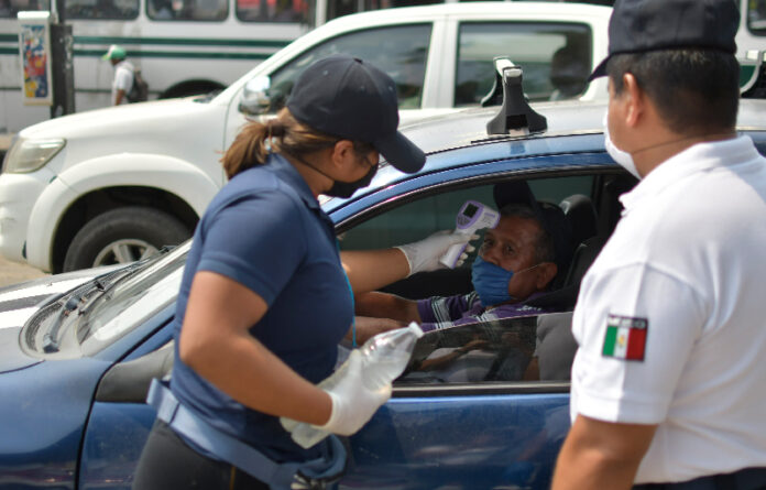 Los aparatos digitales permiten la toma de temperatura corporal de las personas y contribuirán a abatir el riesgo de contagio de COVID-19 de elementos policiacos y conductores.