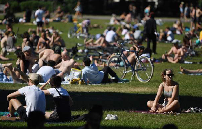 Los británicos disfrutan del sol en parques de Londres, antes de la entrada en vigor de la primera reducción significativa de las medidas de distanciamiento social en Gran Bretaña. Foto Afp.