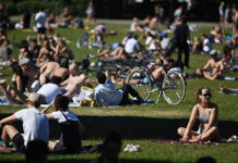 Los británicos disfrutan del sol en parques de Londres, antes de la entrada en vigor de la primera reducción significativa de las medidas de distanciamiento social en Gran Bretaña. Foto Afp.