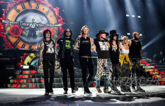 La banda liderada por Axl Rose se presentó en la más reciente edición del festival Vive Latino el pasado 14 de marzo de 2020 en el Foro Sol. Foto tomada de www.facebook.com/gunsnroses/.