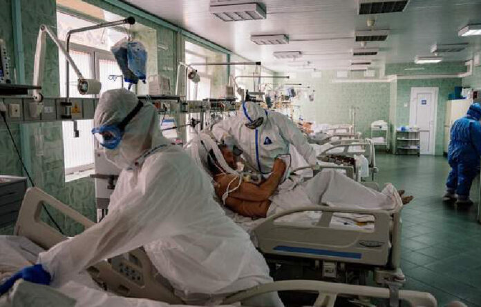 En una sala de cuidados intensivos para pacientes con Covid-19 en un hospital en Moscú, Rusia. Foto Afp.