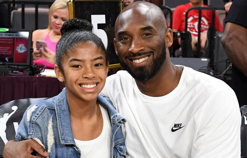 Kobe Bryant y su hija Gianna, durante un partido de básquetbol foto AP.