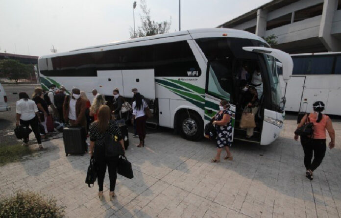 Luego de arribar al aeropuerto Heriberto Jara Corona, en el puerto de Veracruz, 108 médicos cubanos que cooperarán con las autoridades de la entidad en la atención a pacientes de Covid-19 fueron llevados a la villa olímpica del complejo deportivo Leyes de Reforma. Foto ‘La Jornada Veracruz’.