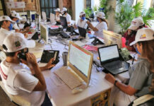 Son alrededor de mil llamadas las que se reciben diariamente en el Centro de Atención Telefónica por Covid-19, el cual fue instalado en el patio del Palacio Municipal de San José del Cabo. Foto Raymundo León.