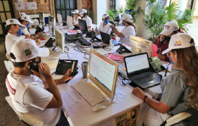 Son alrededor de mil llamadas las que se reciben diariamente en el Centro de Atención Telefónica por Covid-19, el cual fue instalado en el patio del Palacio Municipal de San José del Cabo. Foto Raymundo León.