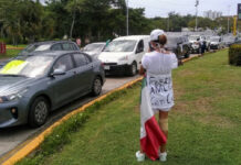 En Cancún, la manifestación anti AMLO se concentró en la Glorieta del Cebiche. Foto Patricia Vázquez.