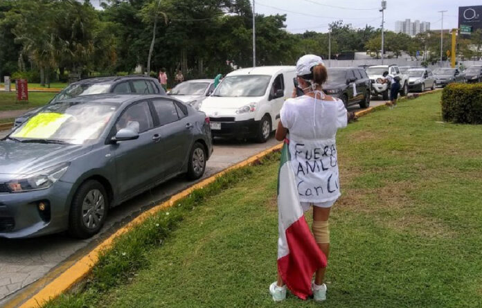 En Cancún, la manifestación anti AMLO se concentró en la Glorieta del Cebiche. Foto Patricia Vázquez.