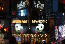 En esta foto de archivo tomada el 12 de marzo de 2020, se muestra la señalización de la obra de Broadway "El fantasma de la ópera" en Time Square, en la ciudad de Nueva York. Foto Afp.