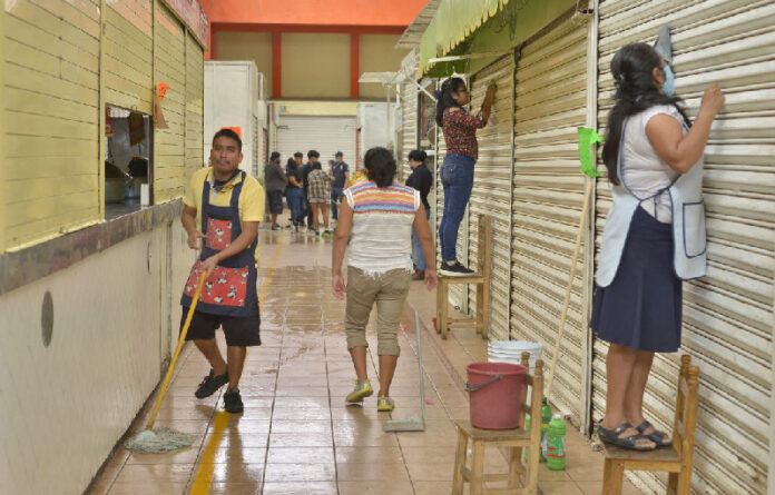 En los 16 espacios comerciales municipalizados de Oaxaca de Juárez se realizan tareas de saneamiento, coordinados por la subdirección de Mercados.