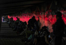 Migrantes durante su paso por la garita de Garita de Otay en la ciudad de Tijuana, Baja California. Foto Afp.