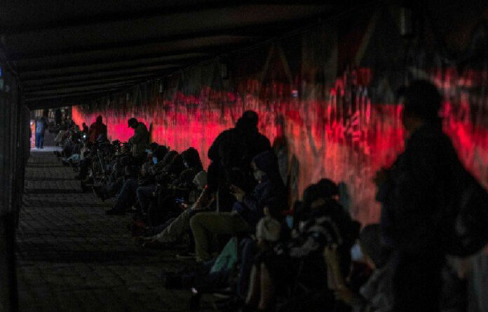 Migrantes durante su paso por la garita de Garita de Otay en la ciudad de Tijuana, Baja California. Foto Afp.