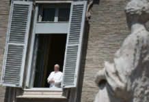 El Papa Francisco observa la Plaza de San Pedro desde el Palacio Apostólico tras ofrecer un mensaje vía remota. Foto Afp.