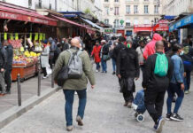 En el segundo día del levantamiento de varias restricciones por coronavirus en París, Francia. Foto Afp.