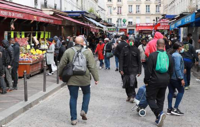 En el segundo día del levantamiento de varias restricciones por coronavirus en París, Francia. Foto Afp.