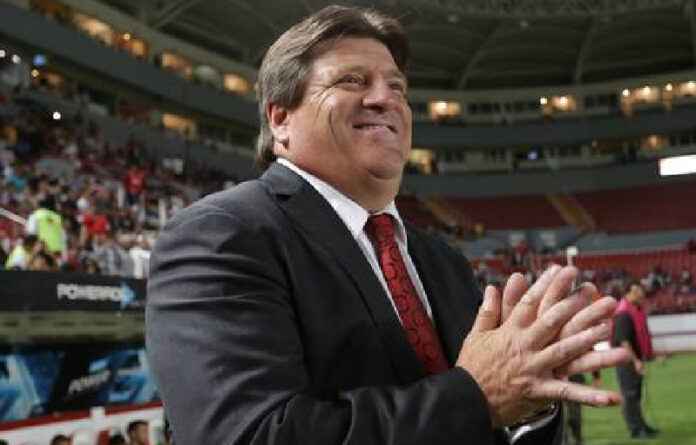 Miguel Herrera consideró que en el aspecto deportivo fueron muy pertinentes los cambios dispuestos por la FIFA, especialmente el que aumentó de tres a cinco relevos en cada partido. Foto Jam Media / Archivo.