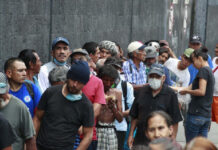 Personas en situación de calle esperan recibir una ración de comida a las afueras del Teatro Blanquita. Foto Alfredo Domínguez.