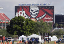 En imagen de marzo pasado, médicos de BayCare realizan pruebas, en el estacionamiento del estadio Raymond James en Tampa, Florida, para detectar coronavirus. Foto Ap.