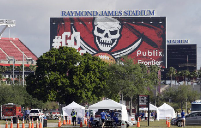 En imagen de marzo pasado, médicos de BayCare realizan pruebas, en el estacionamiento del estadio Raymond James en Tampa, Florida, para detectar coronavirus. Foto Ap.