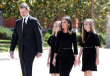 El rey Felipe, la reina Letizia y sus hijas guardaron un minuto de silencio por las víctimas mortales del Covid-19 en el Palacio de La Zarzuela en Madrid. Foto Afp.