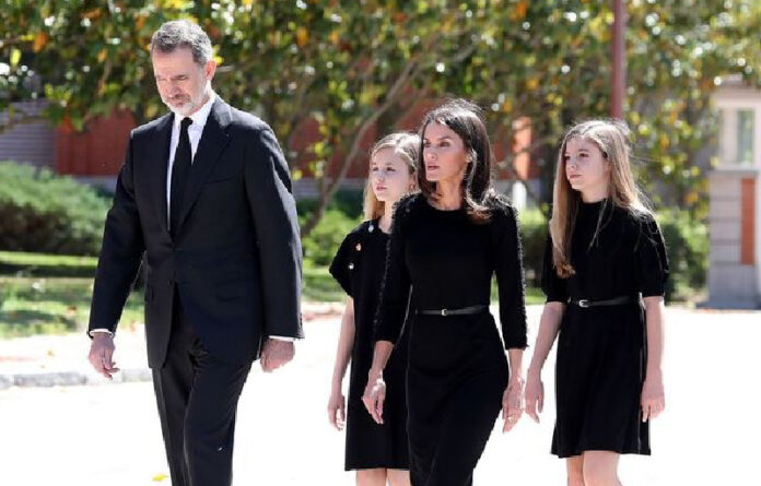 El rey Felipe, la reina Letizia y sus hijas guardaron un minuto de silencio por las víctimas mortales del Covid-19 en el Palacio de La Zarzuela en Madrid. Foto Afp.