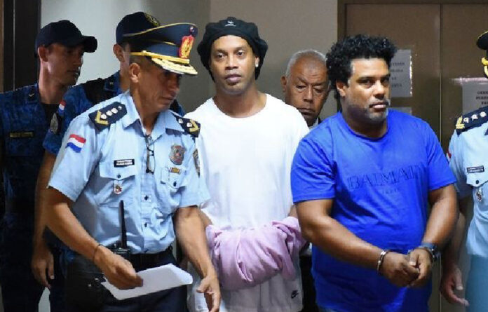 El ex astro del futbol brasileño Ronaldinho cumplió 67 días preso en Paraguay imputado por uso de pasaporte adulterado, intentando obtener su libertad por un delito que la ley local castiga con hasta cinco años. Foto Afp / Archivo.