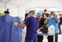 Médicos y enfermeras con trajes protectores para atender a pacientes con Covid-19. Foto tomada del Twitter del @GobDeCoahuila.