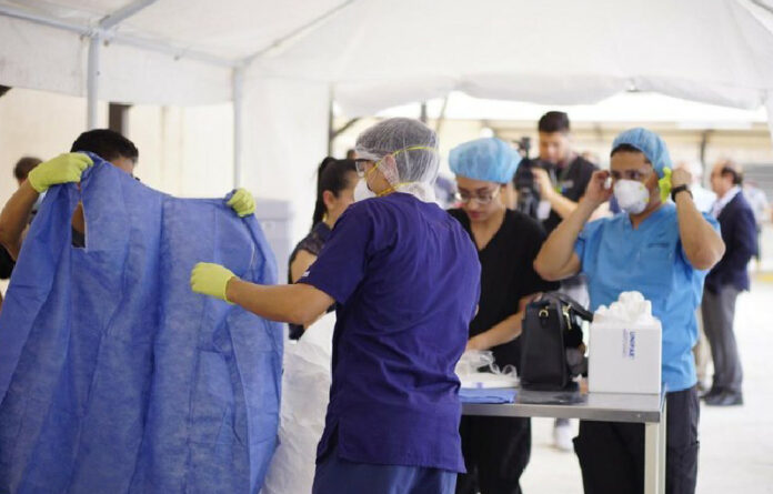 Médicos y enfermeras con trajes protectores para atender a pacientes con Covid-19. Foto tomada del Twitter del @GobDeCoahuila.