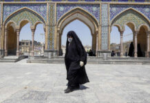 Una mujer iraní visita el santuario Shah Abdol-Azim en Teherán. Foto Afp.