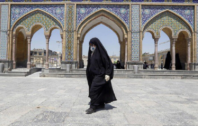 Una mujer iraní visita el santuario Shah Abdol-Azim en Teherán. Foto Afp.