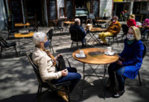 En un café de Bratislava, Eslovaquía. Foto Afp .