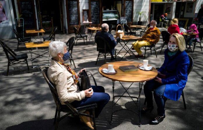 En un café de Bratislava, Eslovaquía. Foto Afp .