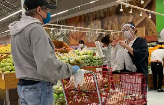 Capitalinos realizando compras en una tienda de autoservicio. Foto Cristina Rodríguez/ archivo.