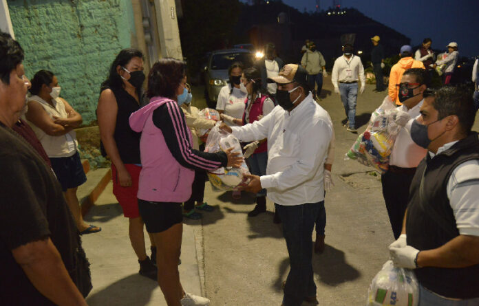 En las colonias Benito Juárez y Linda Vista, de la agencia de Santa Rosa, inició la entrega de apoyos brindados voluntariamente por servidores públicos municipales.