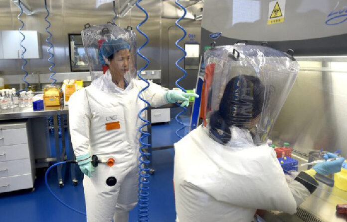 Investigadores en el Instituto de Virología de Wuhan, en febrero de 2017. Foto Ap.