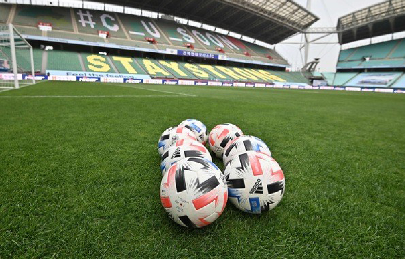 La Liga ha permitido que los jugadores realicen entrenamientos individuales en las instalaciones de sus equipos. Foto Afp.