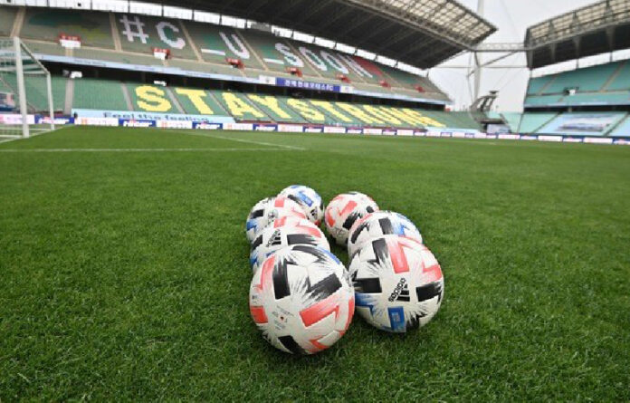 La Liga ha permitido que los jugadores realicen entrenamientos individuales en las instalaciones de sus equipos. Foto Afp.