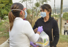 Trabajadores del Ayuntamiento donaron artículos de la canasta básica y de primera necesidad a habitantes de las colonias Pueblo Nuevo parte alta y Los Ángeles.