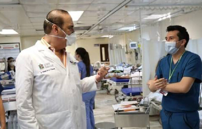 El secretario de Salud de Nuevo Léon, Manuel de la O Cavazos (izquierda) y un doctor del Hospital Universitario de Monterrey. Foto 'La Jornada'.