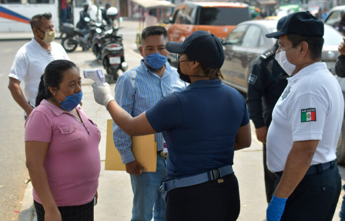 Instalados por el Ayuntamiento de Oaxaca de Juárez, los filtros cumplen con el cometido de orientar, informar y atender a la ciudadanía para evitar la propagación del COVID-19.