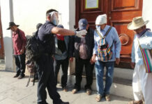 Afuera de las instituciones bancarias de Oaxaca de Juárez, elementos de la Policía Municipal conminan a las personas a cumplir con medidas sanitarias.