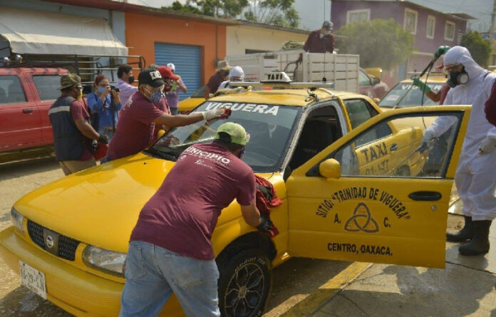 Cuadrillas municipales limpian y garantizan la higiene de espacios públicos a través del uso de hidrolavadoras e hidrobombas cargadas con soluciones cloradas y a base de agua y alcohol.