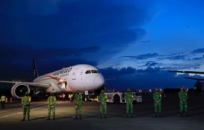 Aeronave de Aeroméxico con insumos médicos a su llegada al AICM. Foto Víctor Camacho.