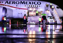 El vuelo N965AM que duró poco más de 14 horas sin escalas, despegó está mañana del Aeropuerto Internacional de Pudong, de Shangai China con destino al Aeropuerto Internacional de la Ciudad de México. Foto: Luis Castillo.